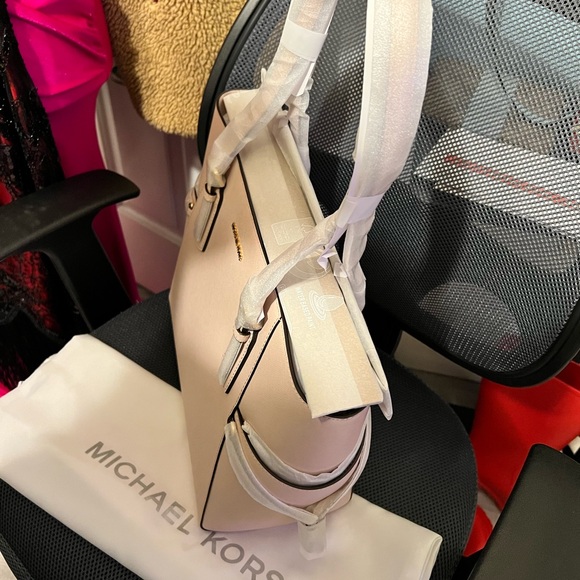 NWT- Large Michael Kors Blush Pink Tote Bag. Comes with a Dust bag and gift box - Picture 5 of 6